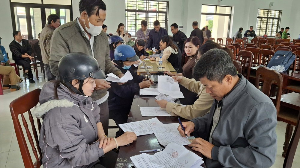 Người dân Quảng Ngãi vui mừng nhận tiền hỗ trợ dịch tả heo châu Phi - Ảnh 1.