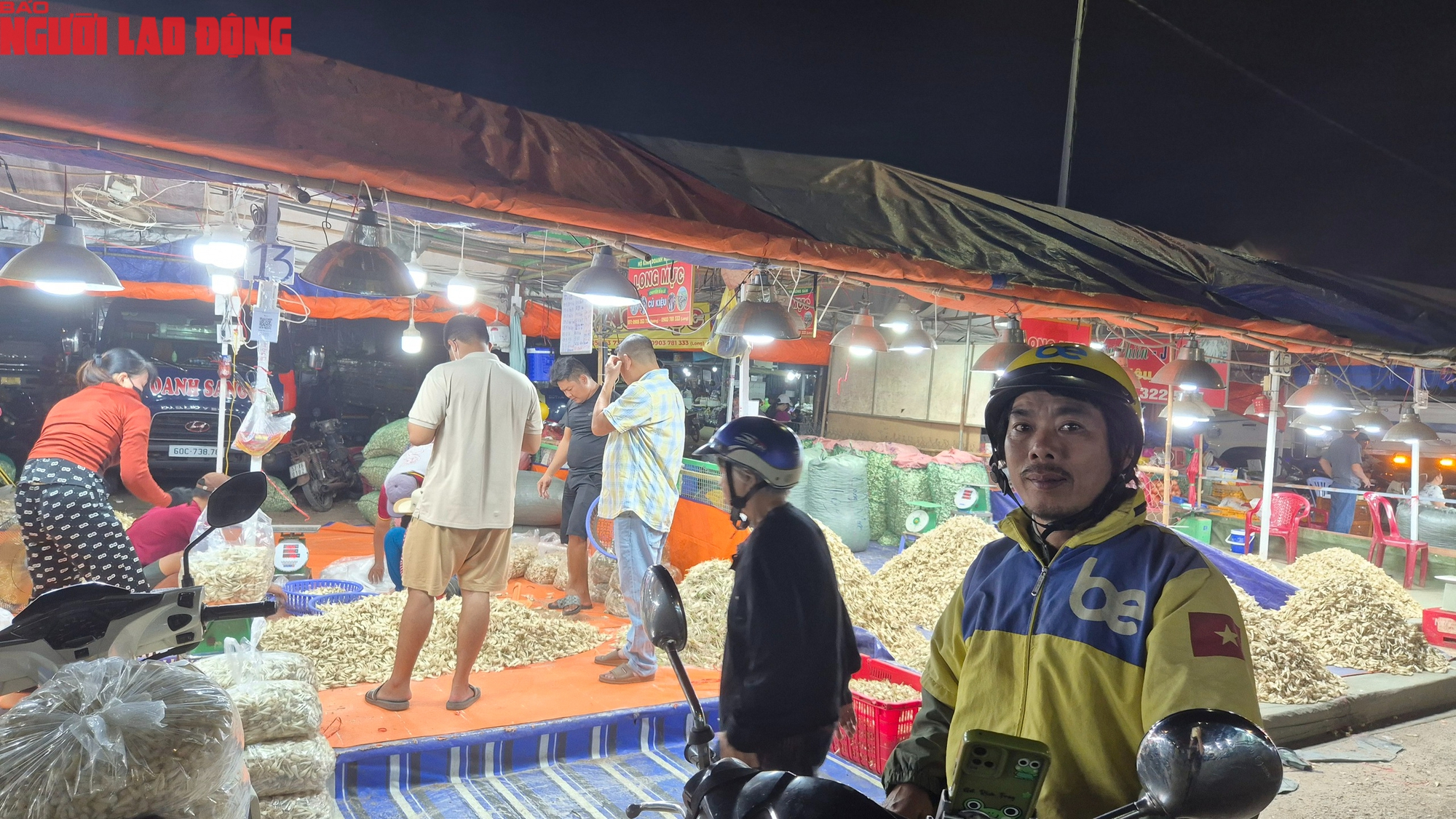Cận cảnh khu chợ kiệu Tết lớn nhất TPHCM - Ảnh 4.