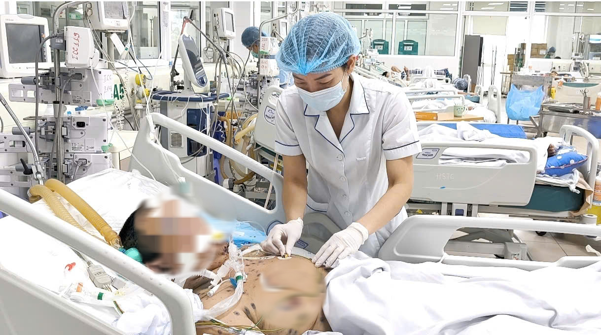 L&acirc;y bệnh thủy đậu từ con khiến người cha nguy kịch - Ảnh 2.