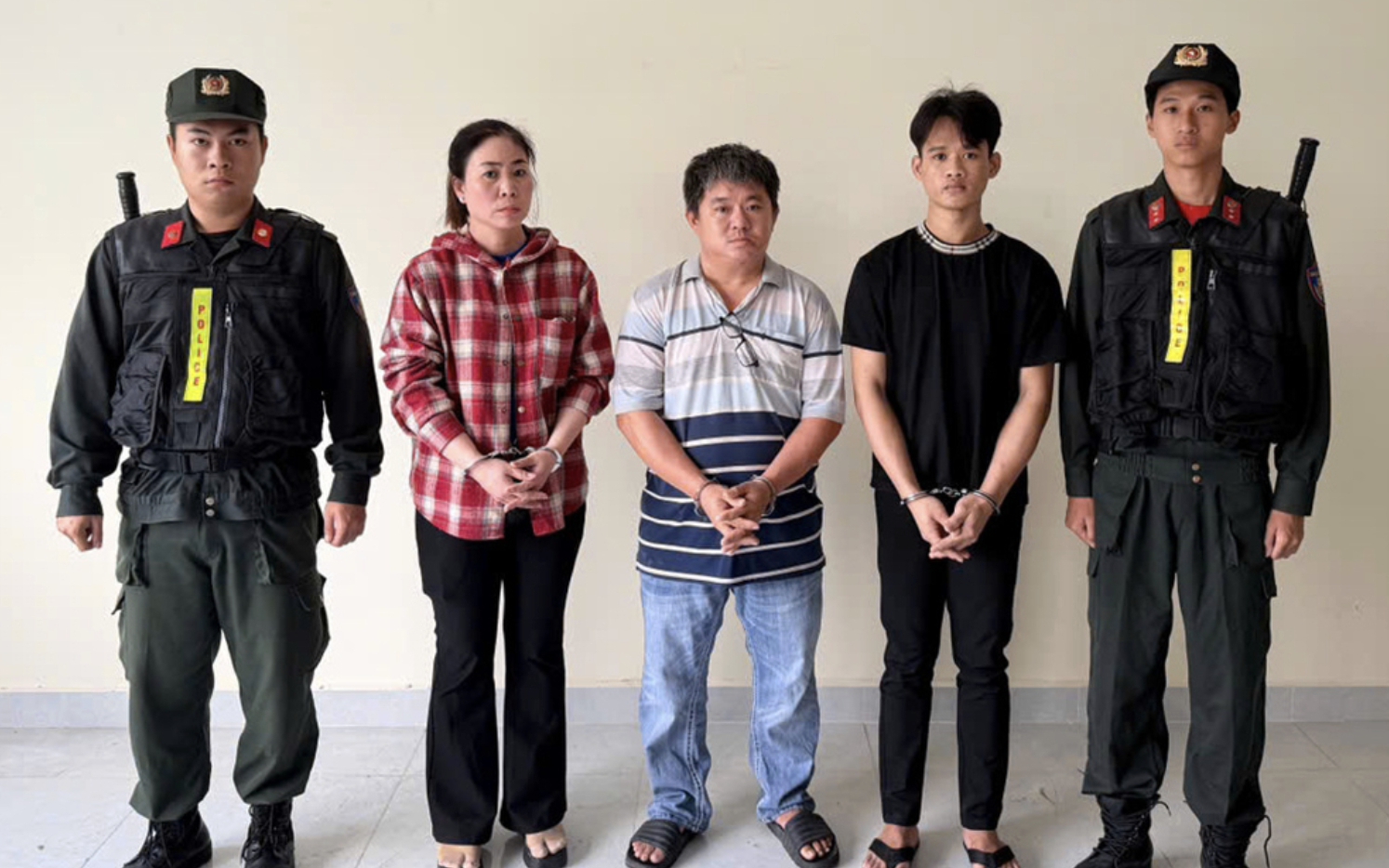 TPHCM ra quân mạnh tay, quyết dẹp “xe dù, bến cóc” - Ảnh 3.