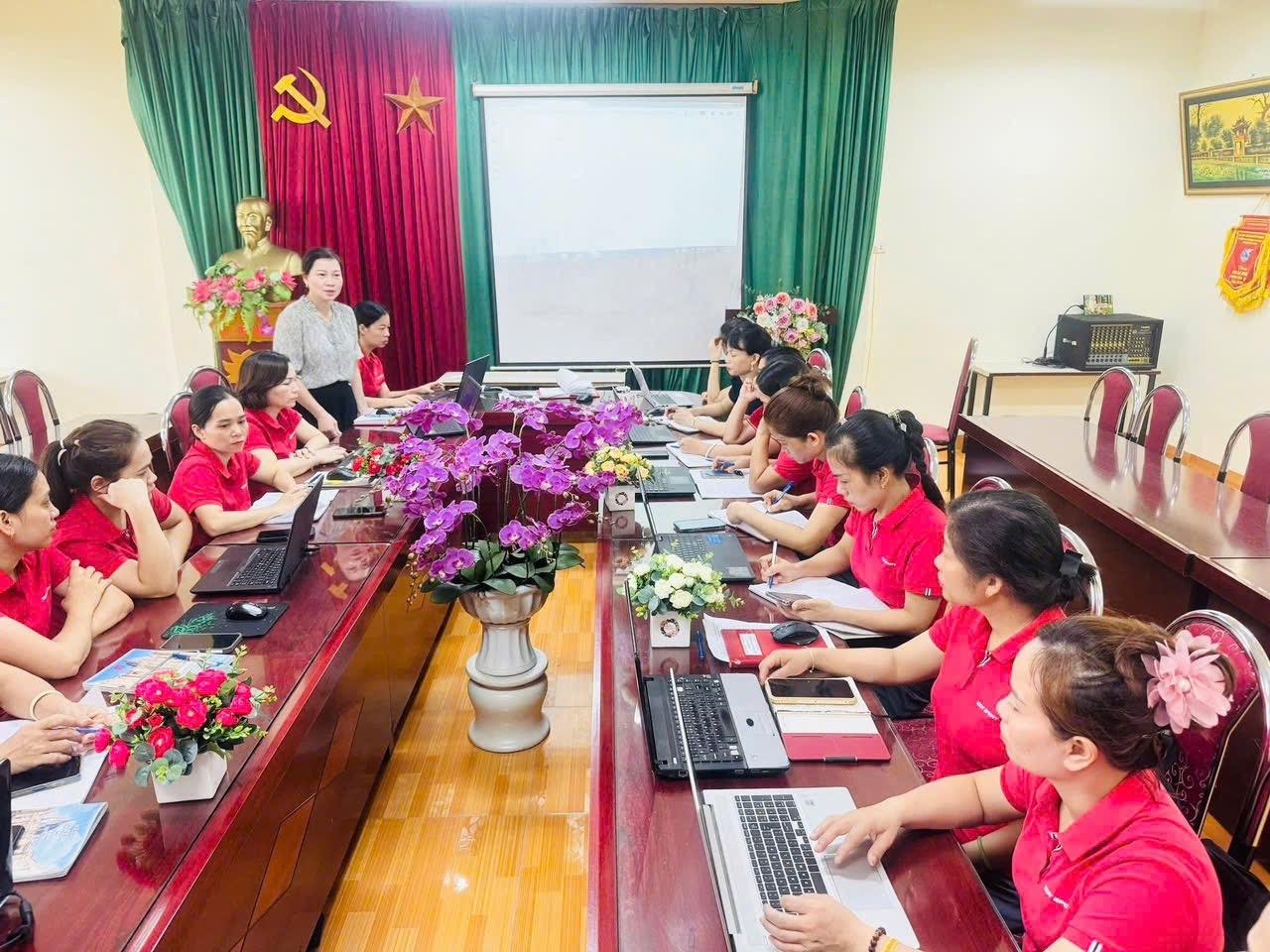 Cuộc thi viết "Người thầy k&iacute;nh y&ecirc;u": Nữ hiệu trưởng giản dị m&agrave; s&acirc;u sắc - Ảnh 2.