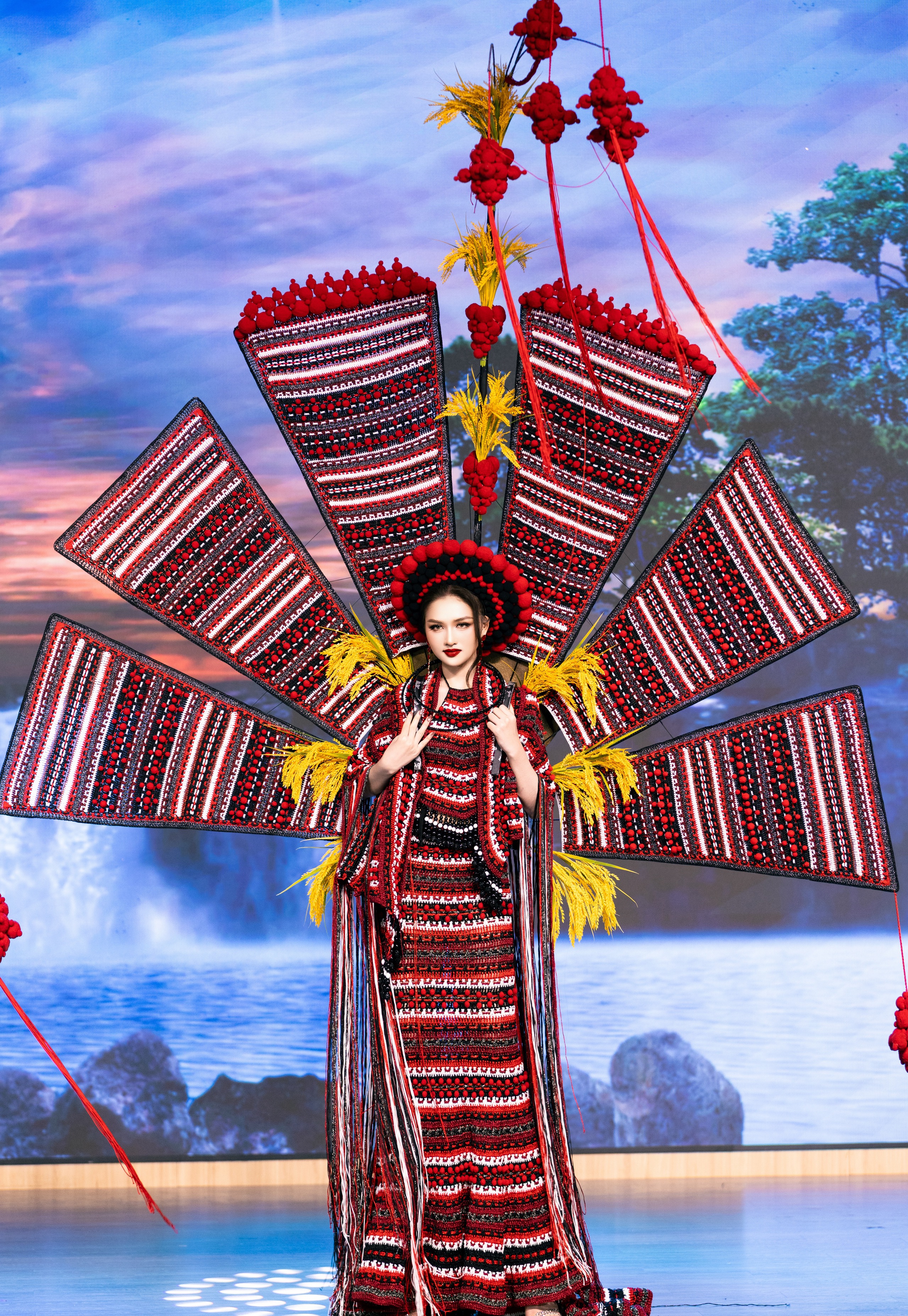 Người đẹp Việt mang trang phục tái chế đi "đánh xứ người" - Ảnh 2.