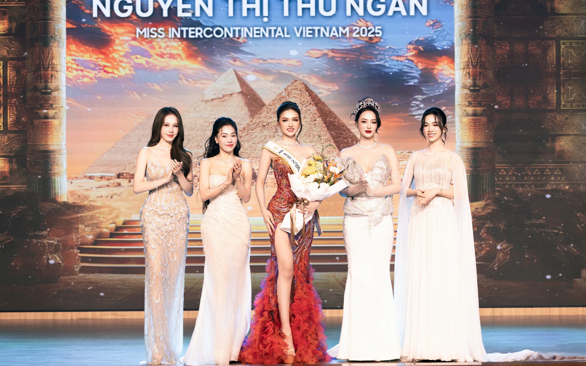 Người đẹp Việt mang trang phục tái chế đi "đánh xứ người"
