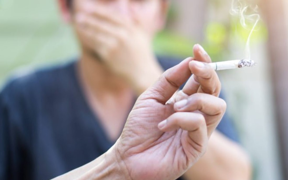 Đề xuất “phạt nguội” người hút thuốc lá tại nơi cấm