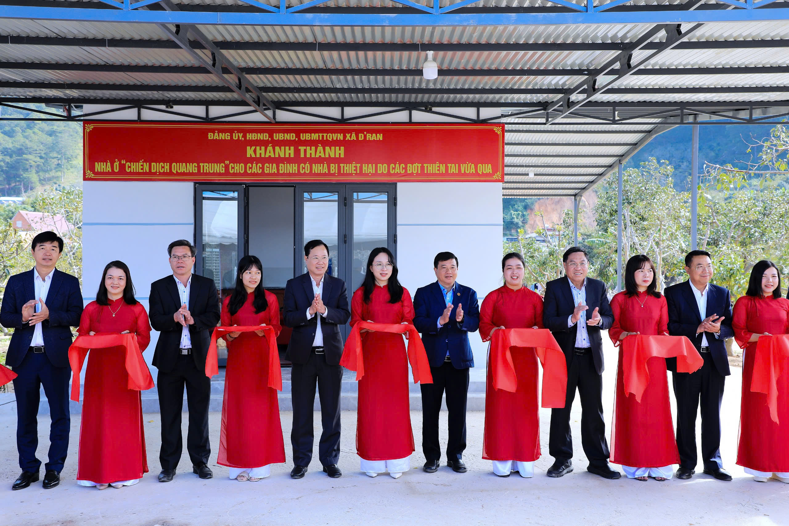 Lâm Đồng bàn giao nhà trong "Chiến dịch Quang Trung" cho người dân - Ảnh 1.