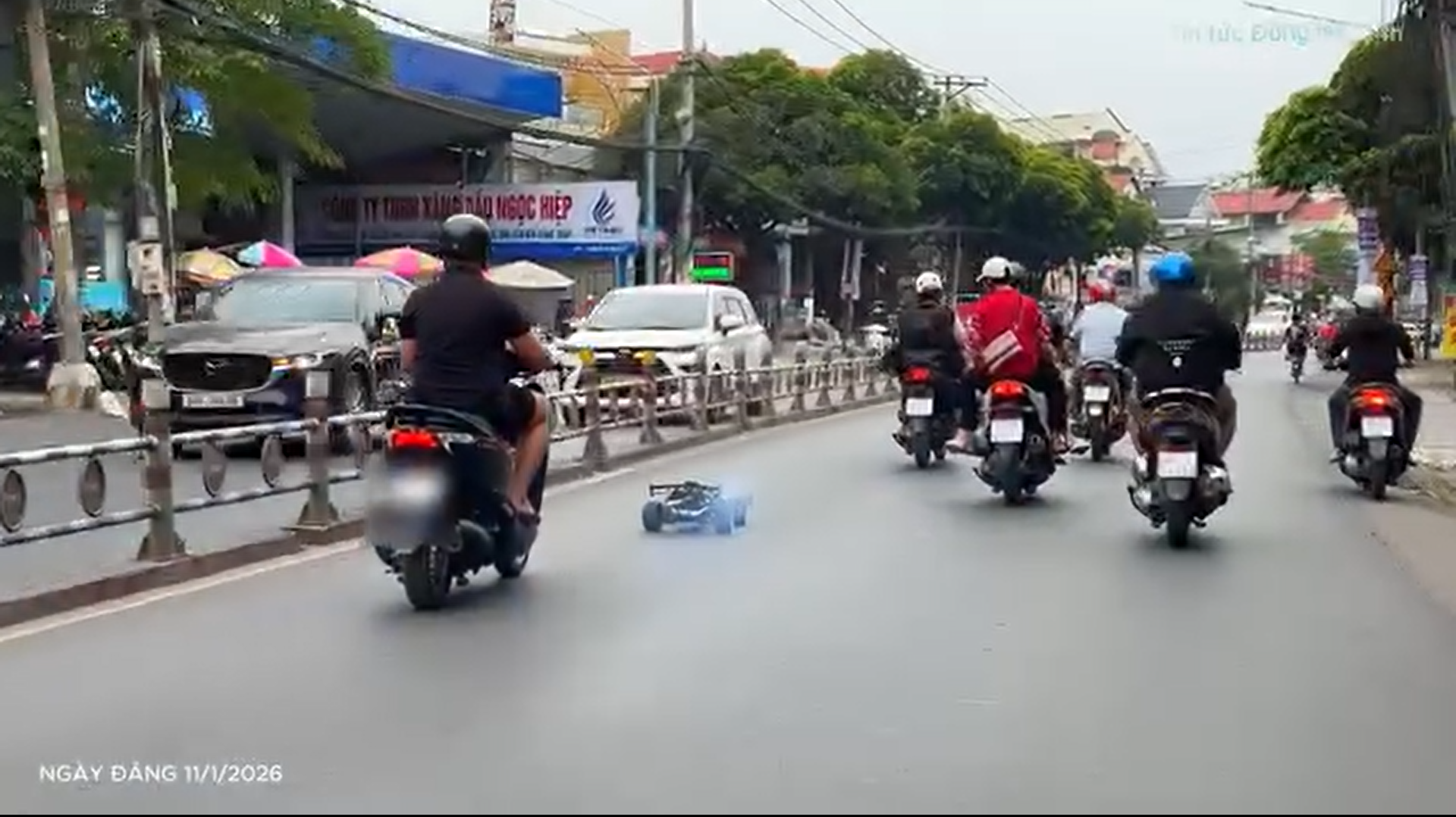Người điều khiển xe m&ocirc; h&igrave;nh g&acirc;y n&aacute;o loạn đường phố Đồng Nai khiến d&acirc;n t&igrave;nh h&uacute; v&iacute;a - Ảnh 1.