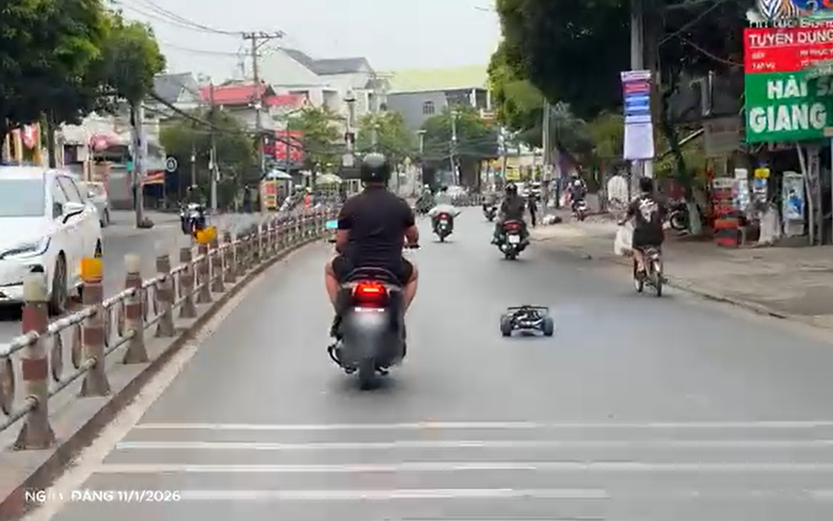 Người đàn ông vừa lái xe máy, vừa điều khiển xe mô hình “đại náo” đường phố Đồng Nai