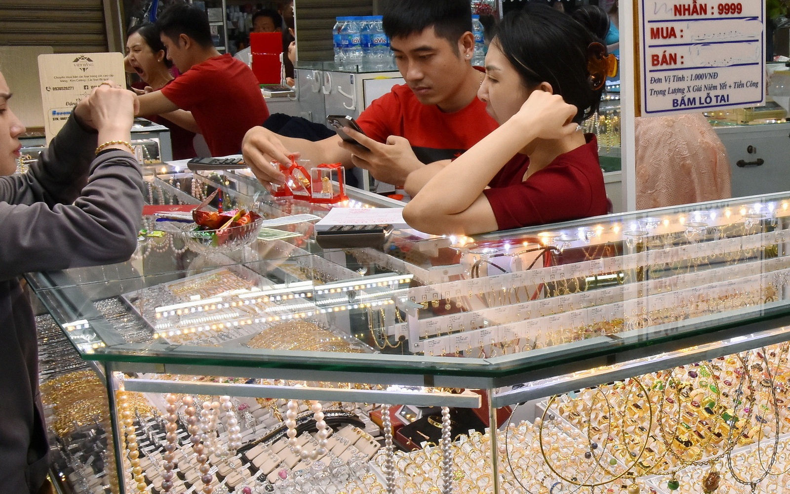 Giá vàng hôm nay 13-1: Bật tăng lên đỉnh cao mới