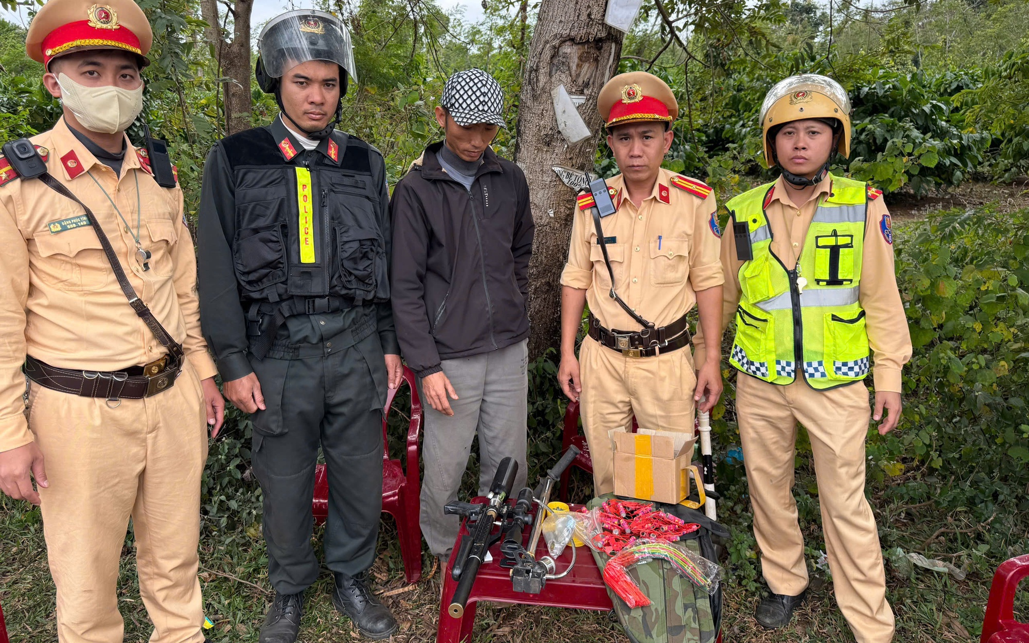 Phát hiện tài xế xe đầu kéo mang theo súng và 2 hộp đạn khi chạy xe