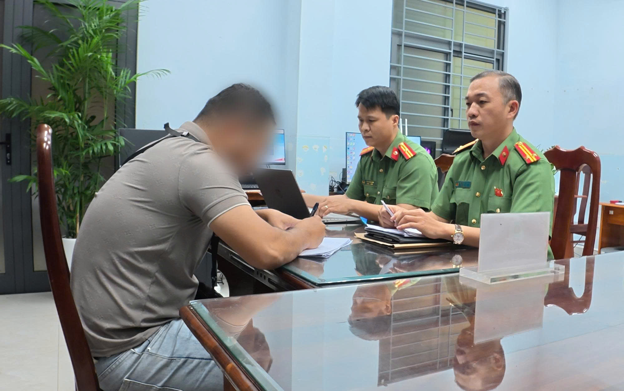 C&ocirc;ng an Đ&agrave; Nẵng phạt người b&igrave;nh luận sai sự thật về l&atilde;nh đạo Nh&agrave; nước - Ảnh 1.
