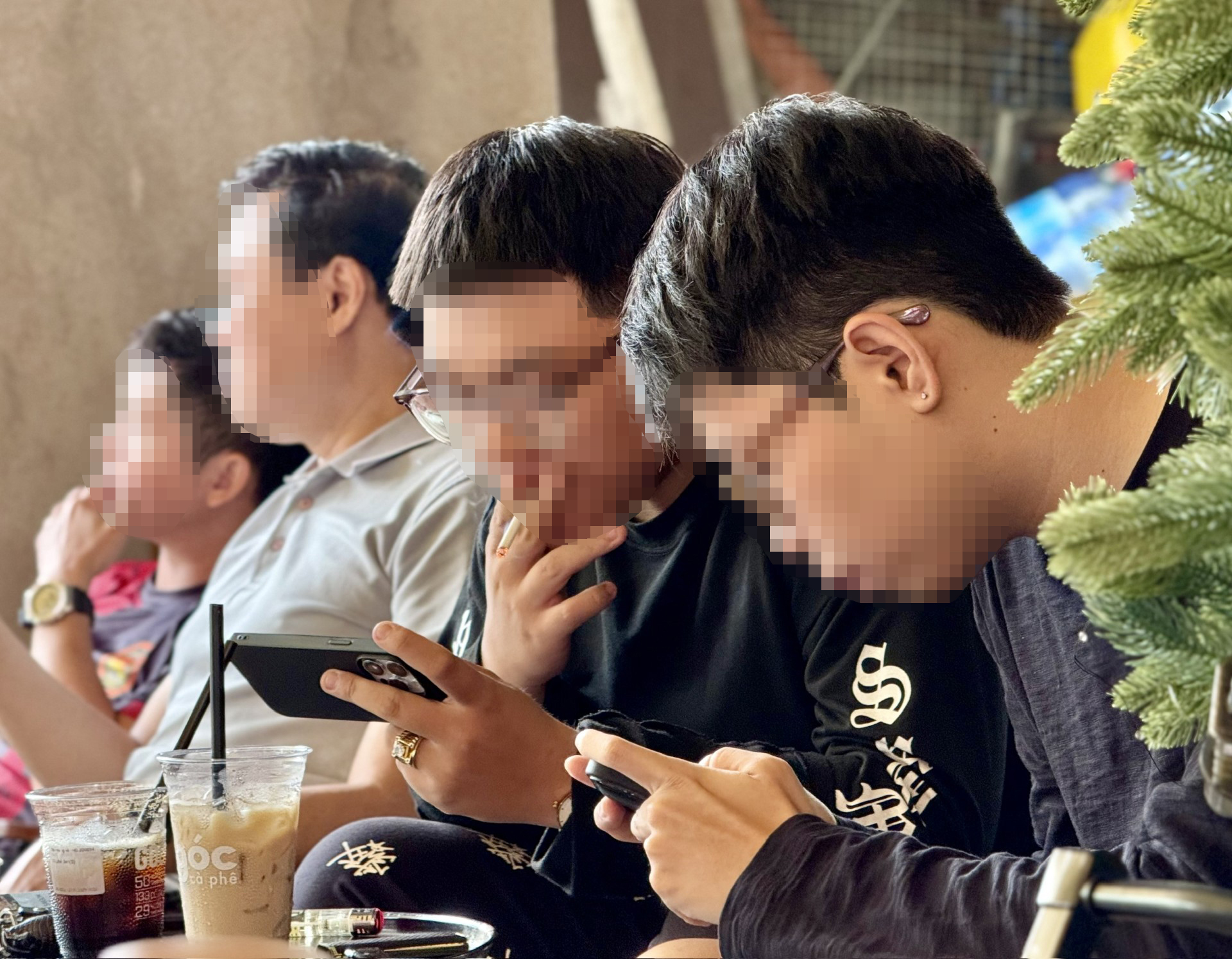 Kh&ocirc;ng để h&uacute;t thuốc l&aacute; tr&agrave;n lan, bừa b&atilde;i - Ảnh 1.
