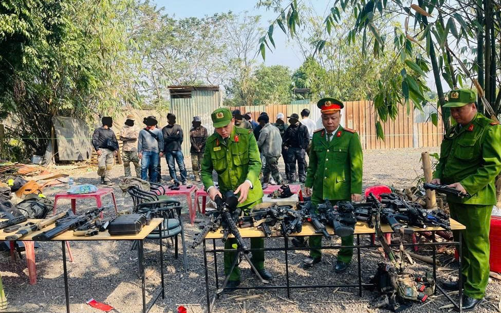 Cảnh sát xử lý nhóm thanh niên sử dụng 42 khẩu súng bắn đạn nhựa để "đánh trận giả"