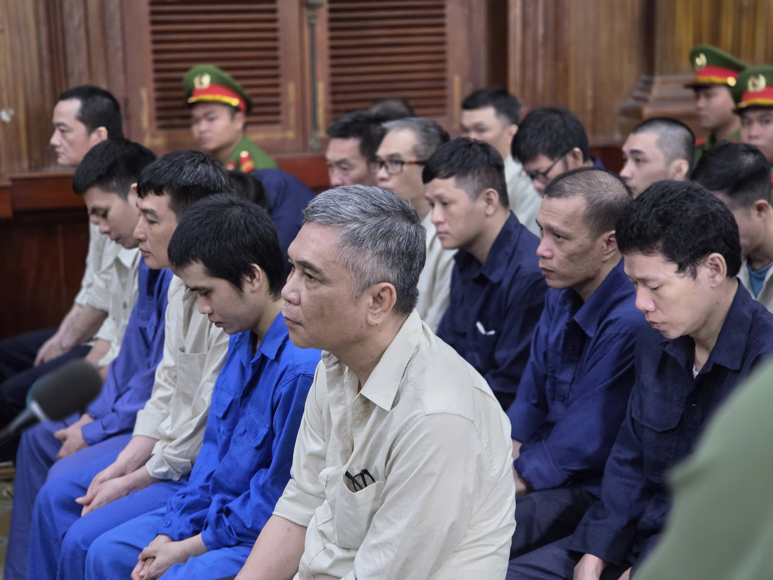 TPHCM xử án hối lộ đăng kiểm: Những cán bộ vi phạm bị trừng phạt nghiêm khắc - Ảnh 1.