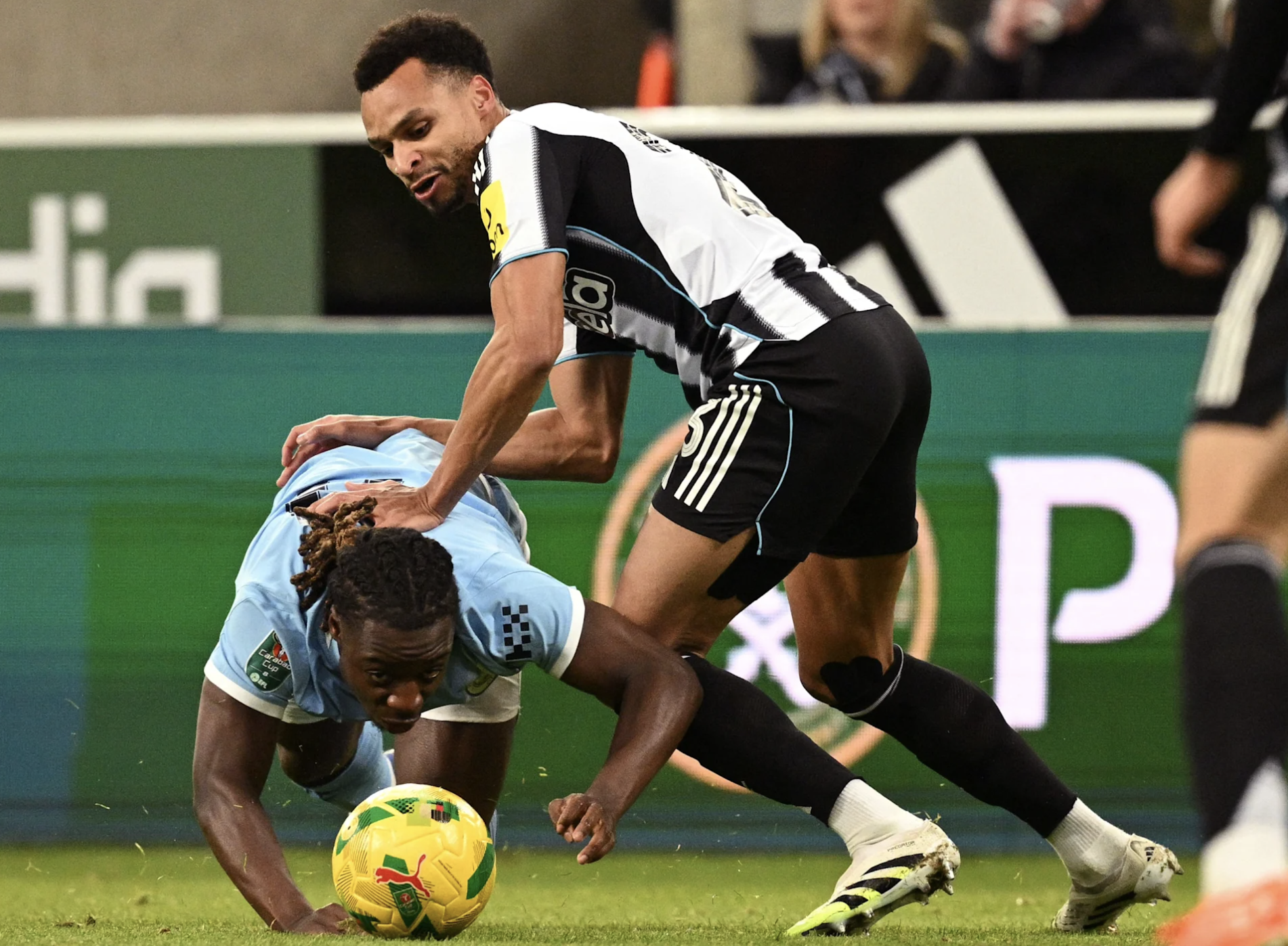 T&acirc;n binh Semenyo tỏa s&aacute;ng, Man City quật ng&atilde; Newcastle ở b&aacute;n kết League Cup - Ảnh 1.