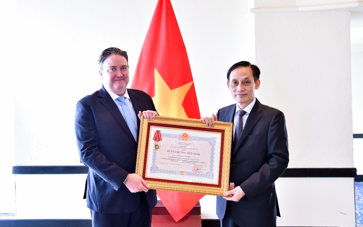 Bộ trưởng Ngoại giao Lê Hoài Trung trao Huân chương Hữu nghị cho Đại sứ Mỹ Marc Knapper