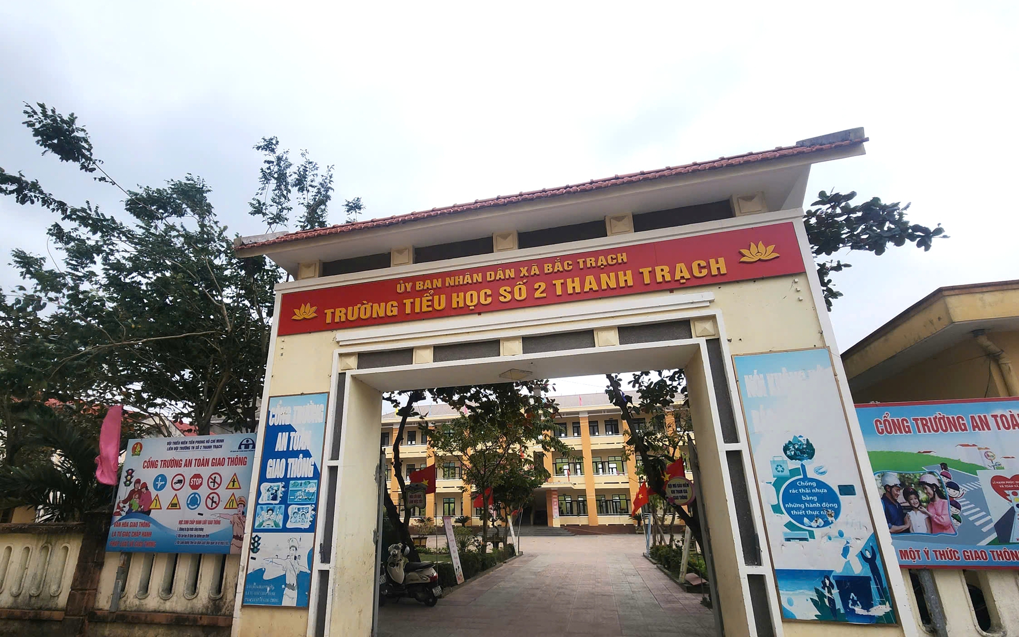 Giảng dạy "không lịch", Hiệu trưởng và Hiệu phó vẫn hưởng phụ cấp đều đặn 35%?