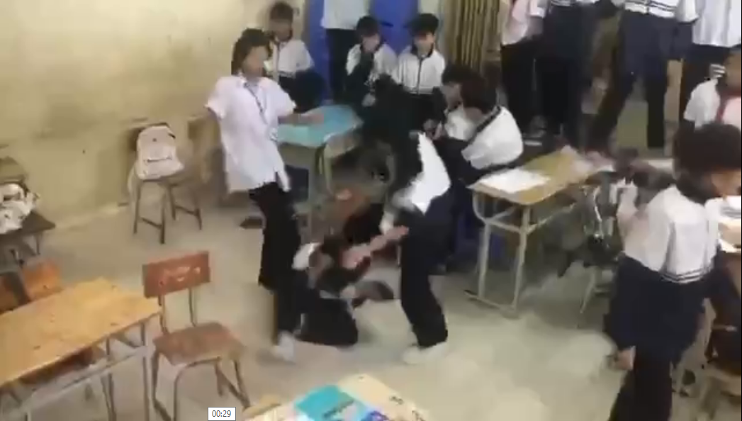 Nữ sinh lớp 7 bị đánh hội đồng trong lớp học: Sự việc gây phẫn nộ trên mạng xã hội - Ảnh 1.