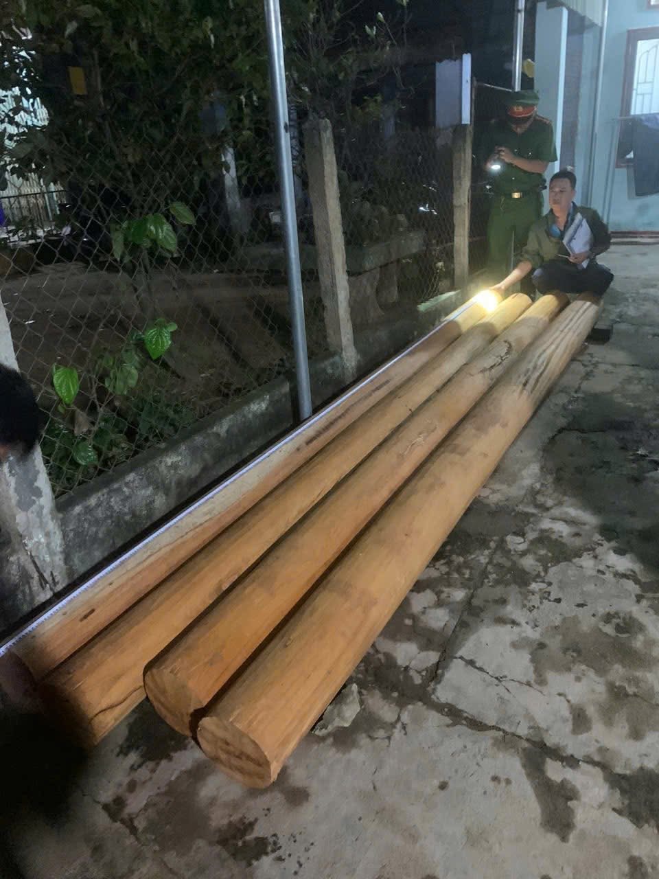 Gia Lai: Nhanh ch&oacute;ng l&agrave;m r&otilde; nh&oacute;m đối tượng d&ugrave;ng &ocirc; t&ocirc; đi trộm gỗ - Ảnh 1.