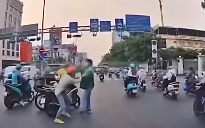 Công an ở TPHCM xác minh vụ dùng mũ bảo hiểm đánh nhau giữa đường