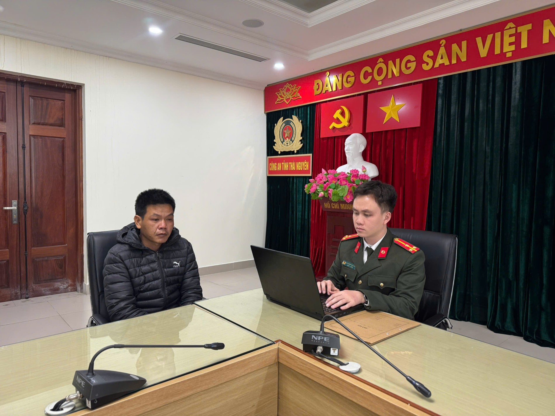 Giả danh k&ecirc;u gọi từ thiện, chiếm đoạt tiền ủng hộ lũ lụt - Ảnh 1.