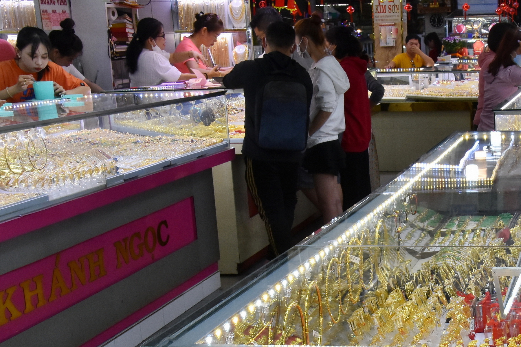 Gi&aacute; v&agrave;ng h&ocirc;m nay 14-1: Đảo chiều giảm mạnh - Ảnh 1.