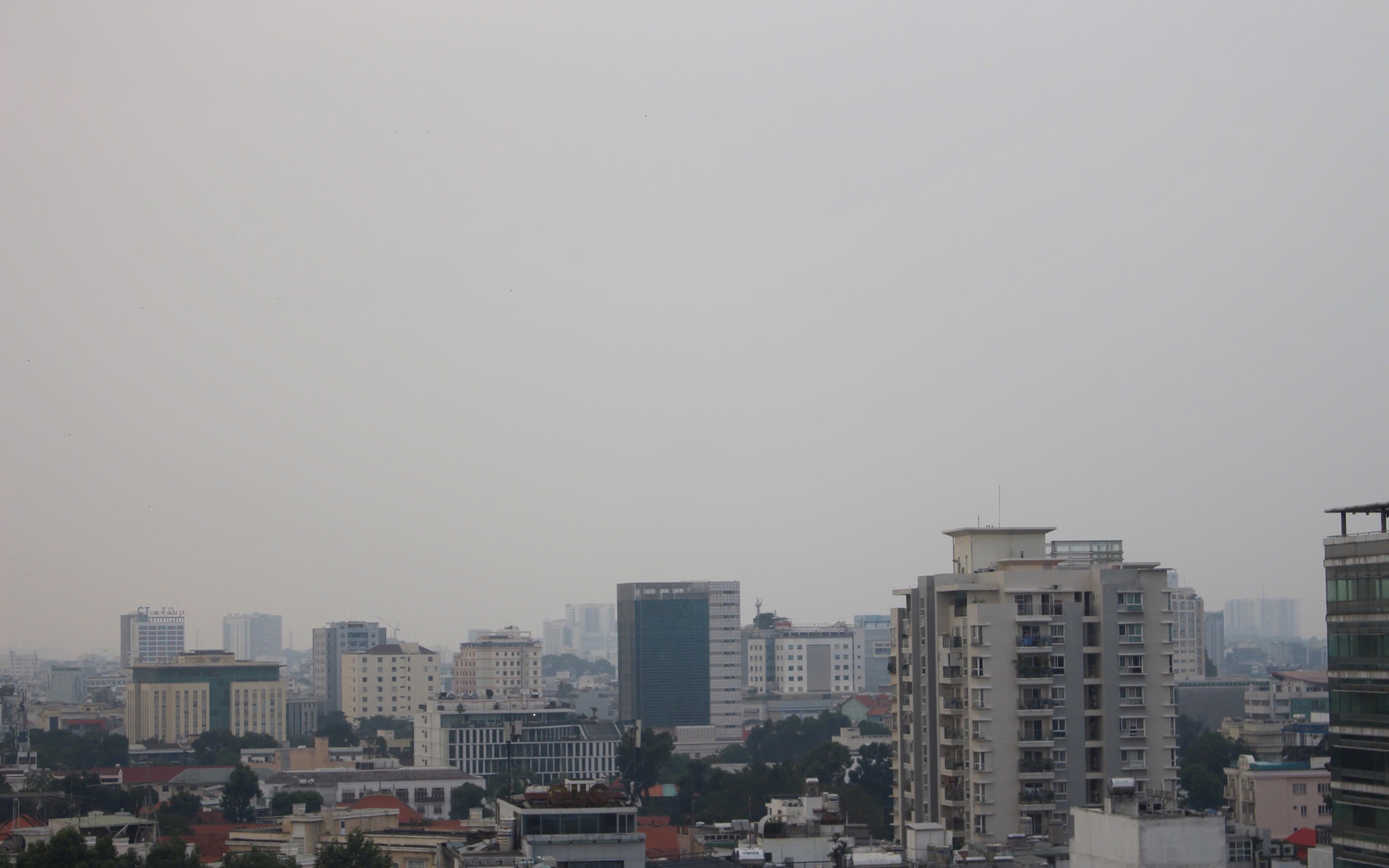 Bầu trời TPHCM mờ đục, cảm giác bí bách, khó thở vì bụi mịn