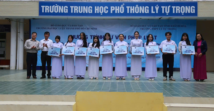 Tư vấn pháp luật, hướng nghiệp cho học sinh THPT - Ảnh 1.