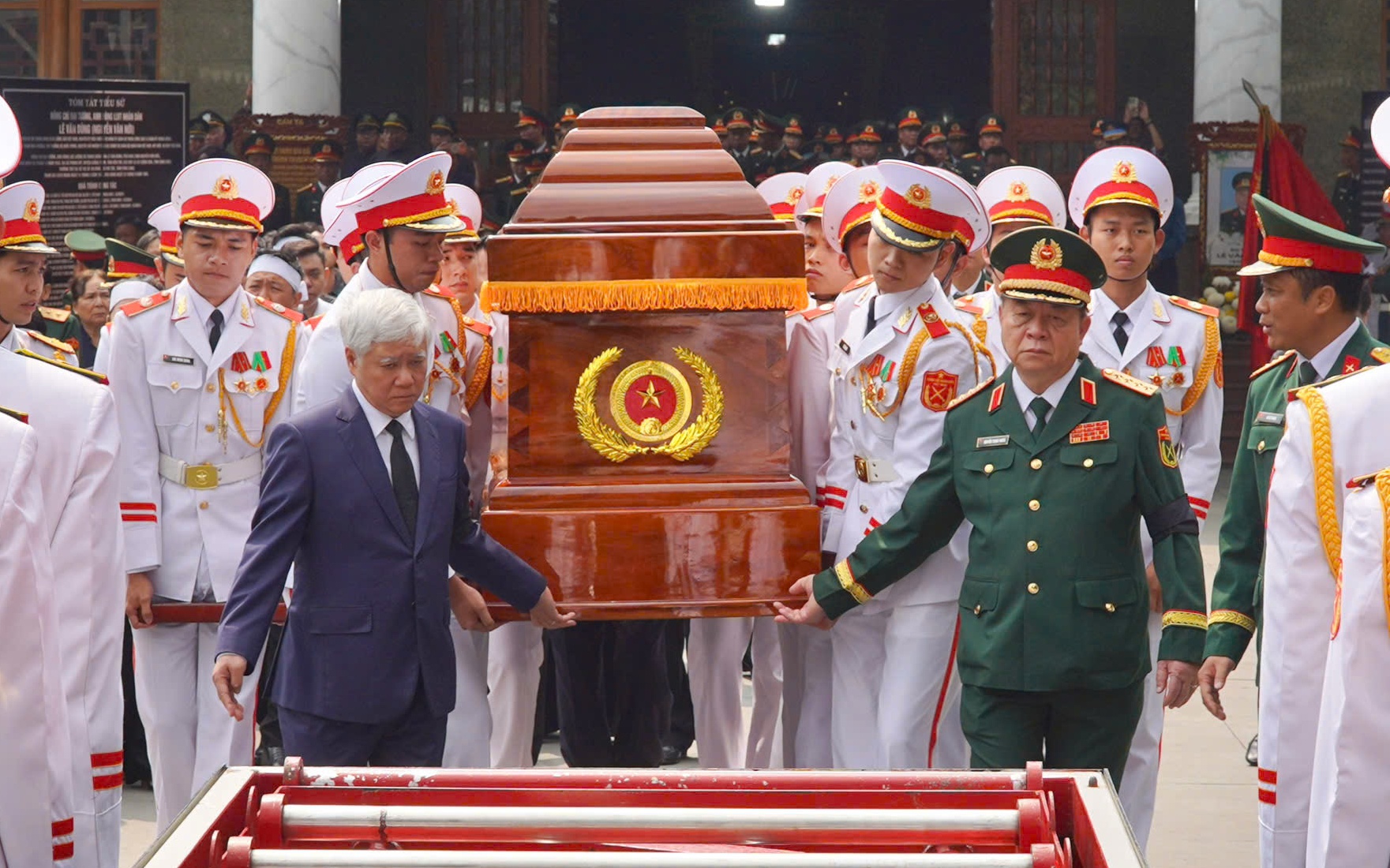 Tiễn đưa Đại tướng, Anh hùng LLVT nhân dân Lê Văn Dũng về quê nhà