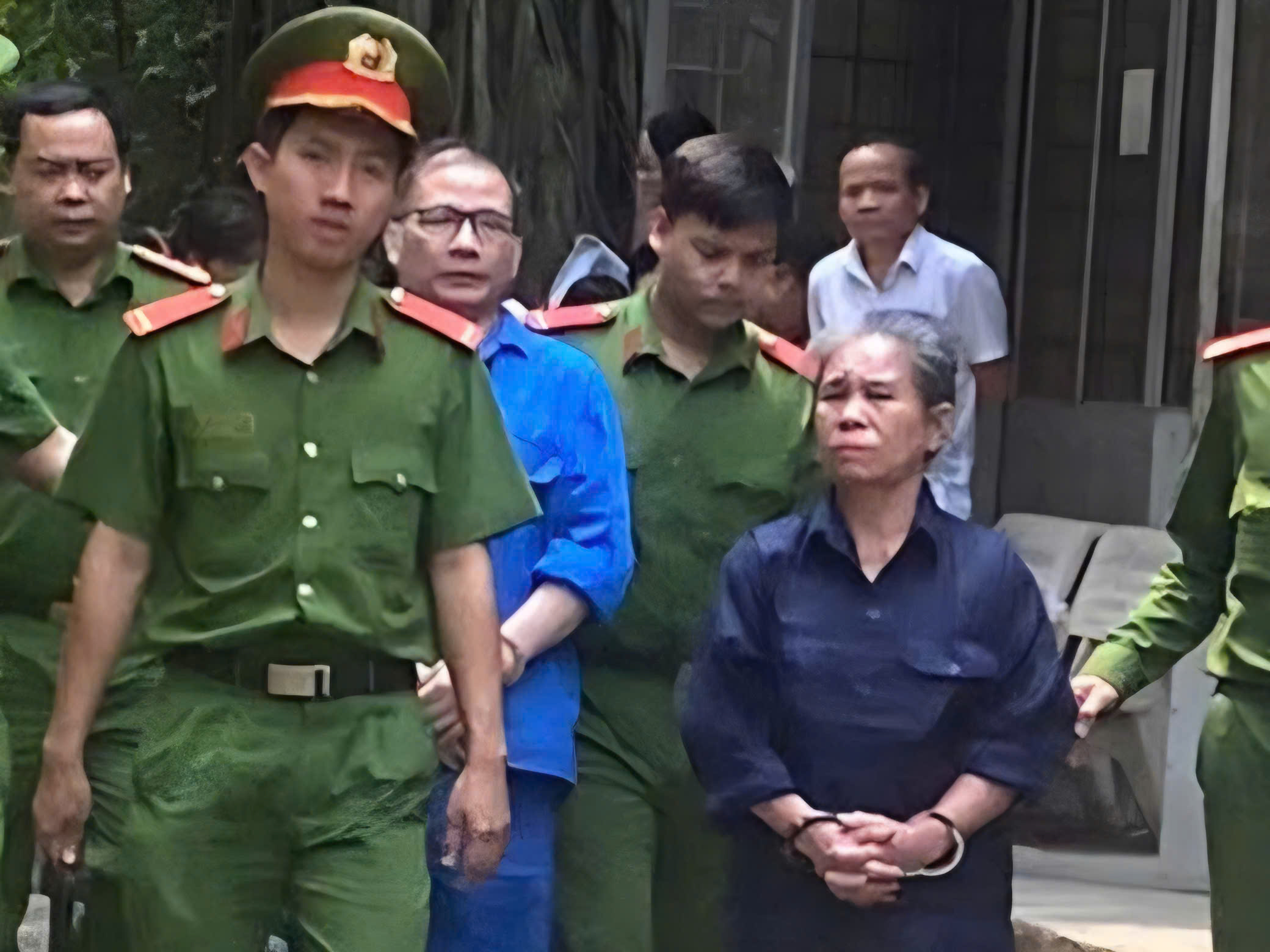 Trưởng phòng sân bay về hưu và phi vụ "hạ cánh không an toàn" cùng người tình - Ảnh 1.