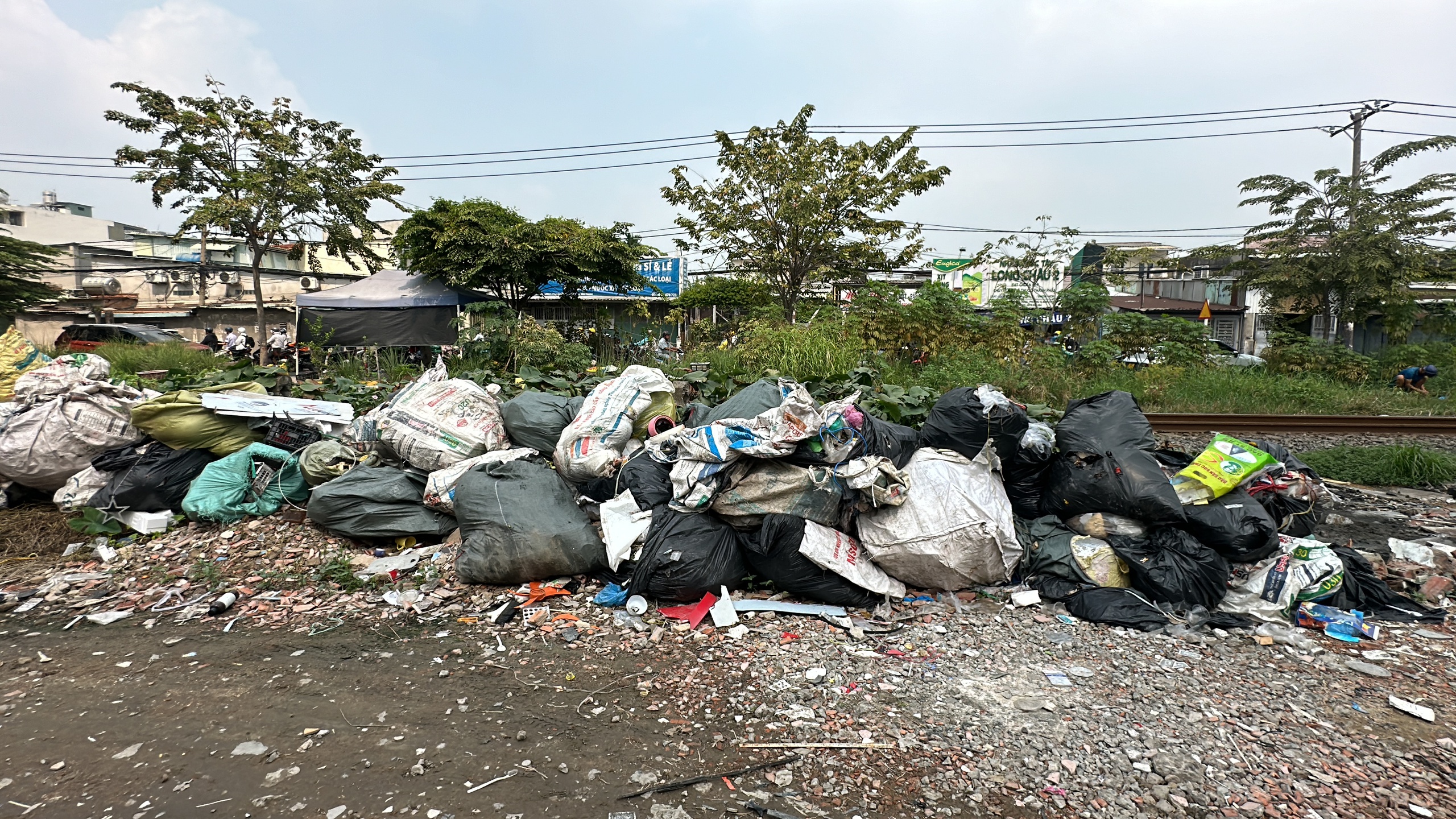 Các bãi rác lộ thiên xấu xí giữa lòng thành phố - Ảnh 3.