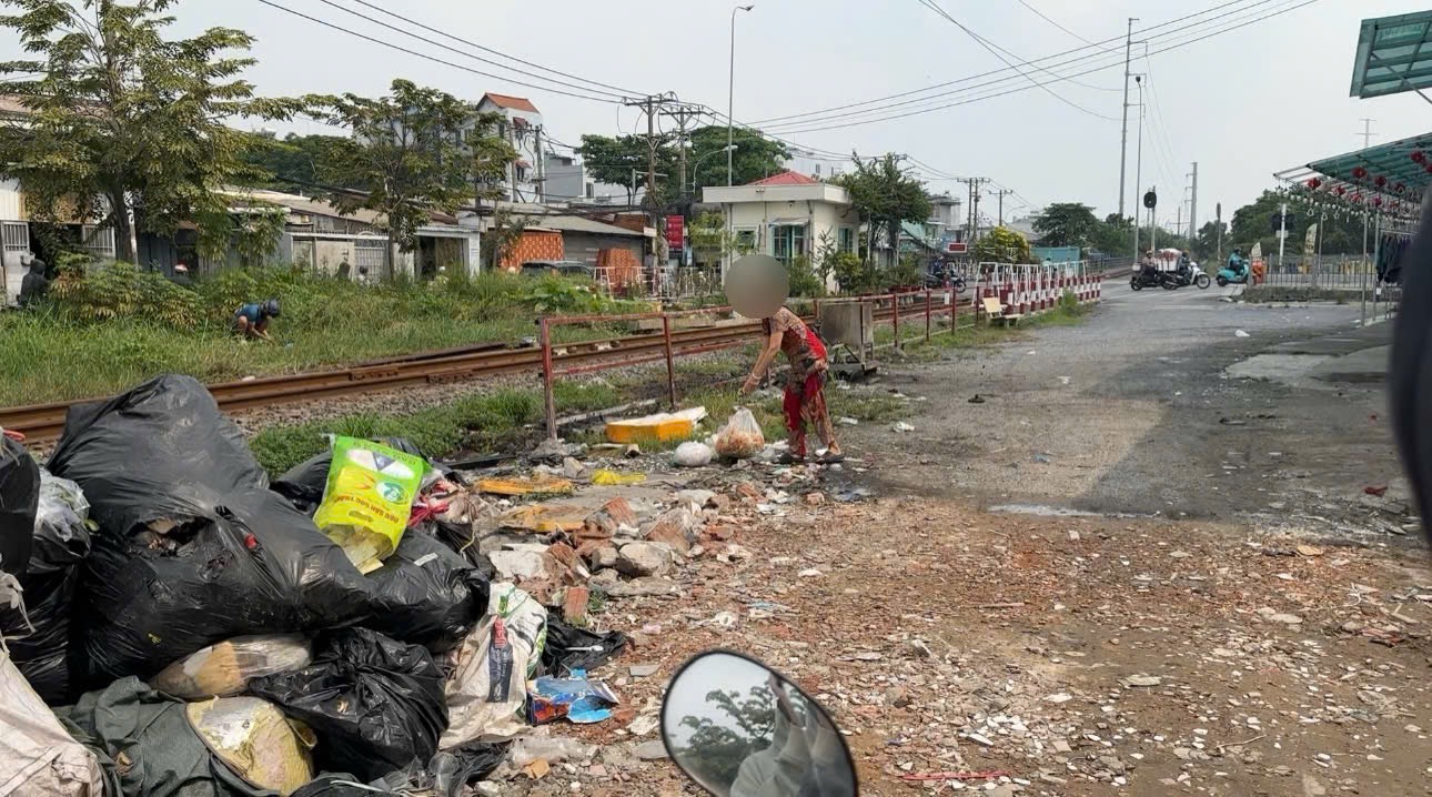 Các bãi rác lộ thiên xấu xí giữa lòng thành phố - Ảnh 4.