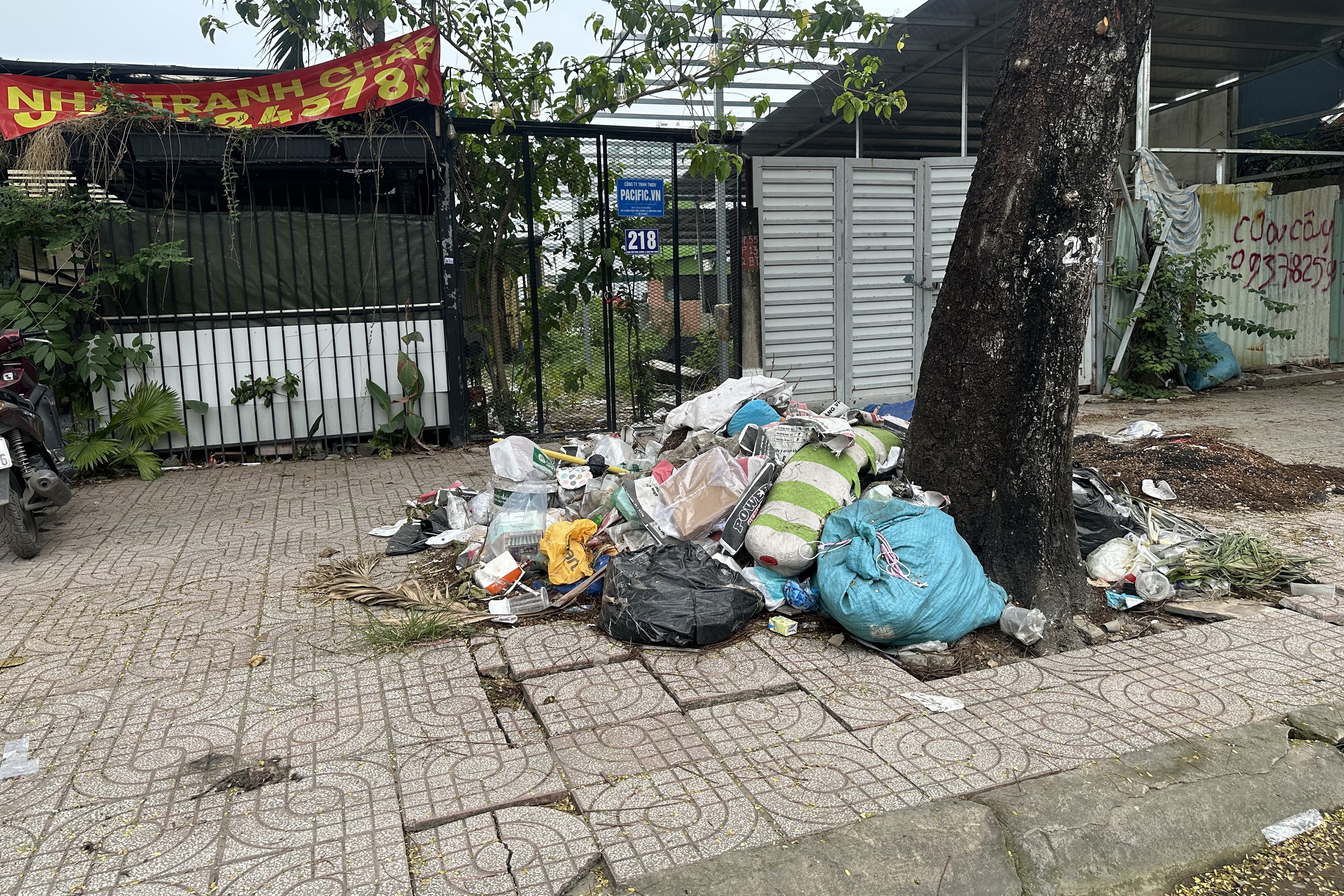 Các bãi rác lộ thiên xấu xí giữa lòng thành phố - Ảnh 5.