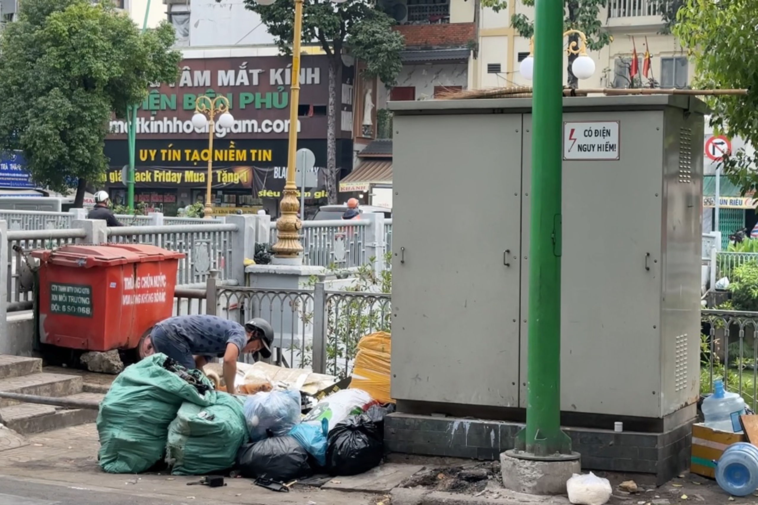 Các bãi rác lộ thiên xấu xí giữa lòng thành phố - Ảnh 7.