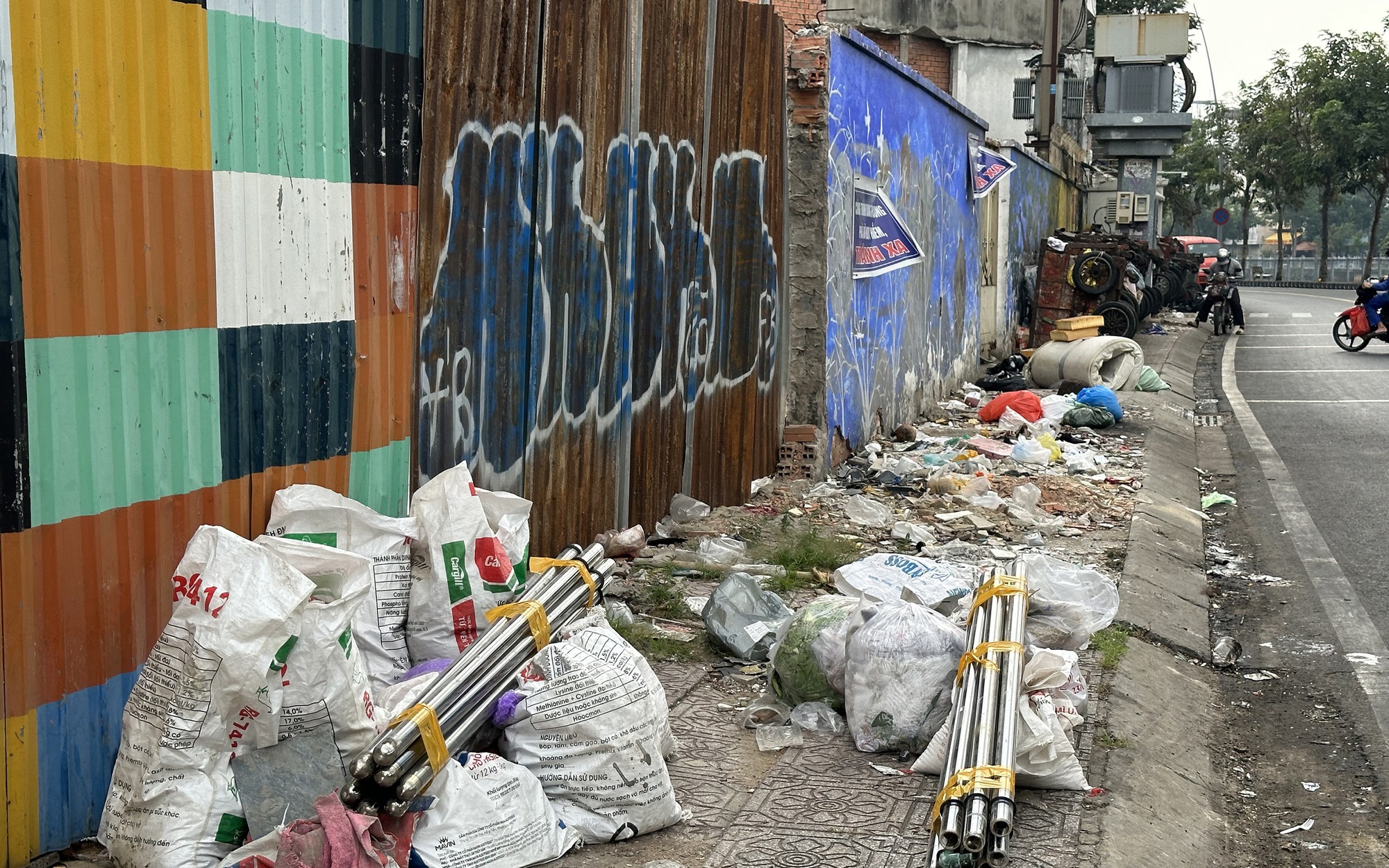 Hàng loạt bãi rác nhếch nhác giữa thành phố