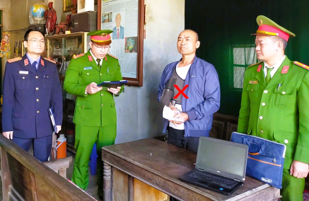 Bắt người đ&agrave;n &ocirc;ng sử dụng mạng x&atilde; hội b&ocirc;i nhọ l&atilde;nh đạo - Ảnh 1.
