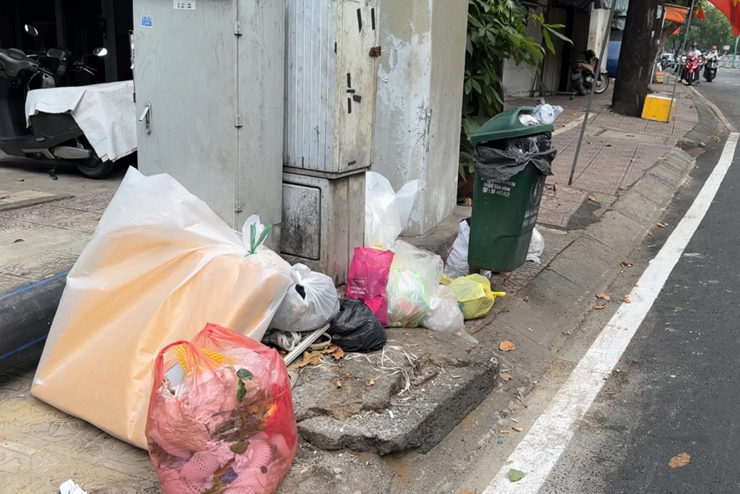 Các bãi rác lộ thiên xấu xí giữa lòng thành phố - Ảnh 9.
