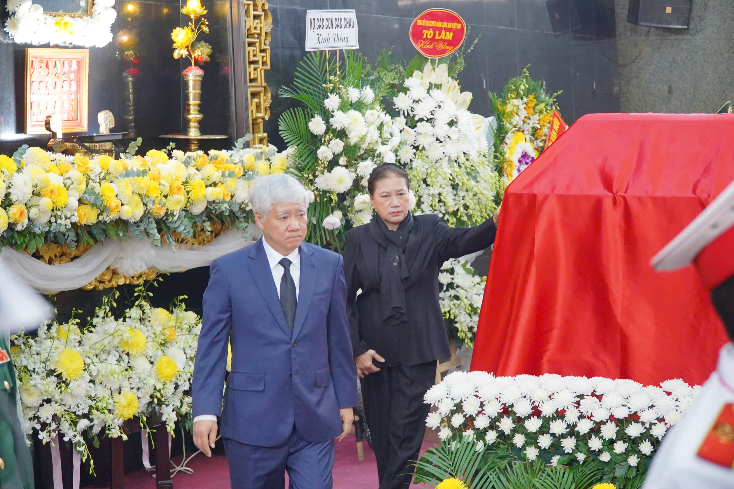 L&atilde;nh đạo, nguy&ecirc;n l&atilde;nh đạo Trung ương v&agrave; TPHCM đến viếng Đại tướng L&ecirc; Văn Dũng - Ảnh 2.