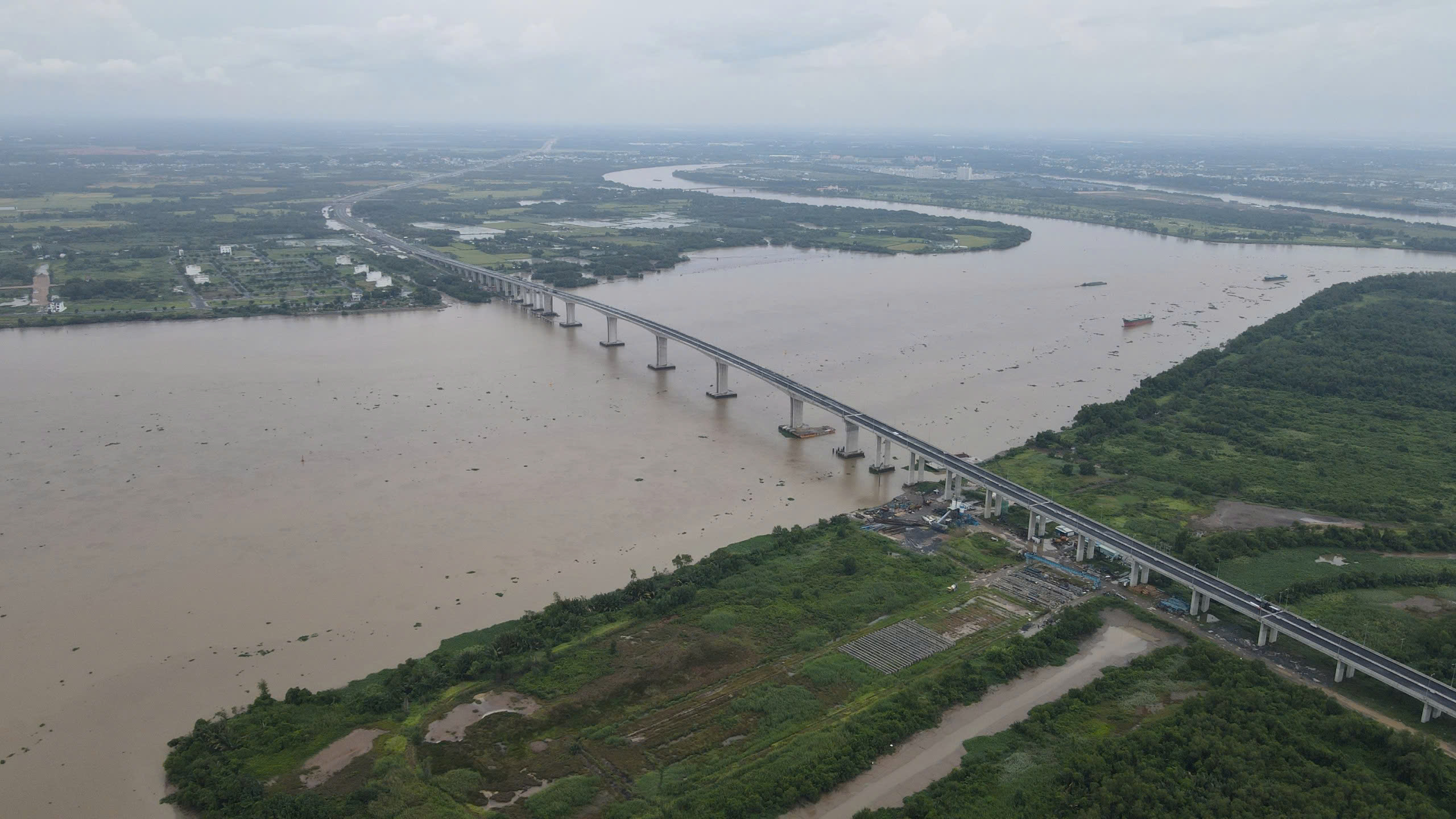VIỆT NAM VƯƠN MÌNH PHÁT TRIỂN, HỘI NHẬP (*): Hạ tầng giao thông đột phá - Ảnh 1.