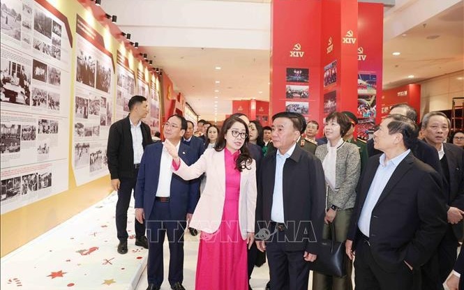 Trưng bày ảnh "Dưới cờ Đảng - Đất nước tiến vào kỷ nguyên mới" chào mừng Đại hội XIV của Đảng