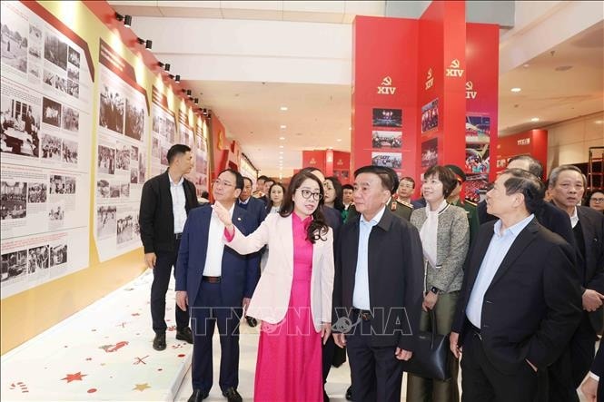 Trưng b&agrave;y ảnh "Dưới cờ Đảng - Đất nước tiến v&agrave;o kỷ nguy&ecirc;n mới" - Ảnh 2.