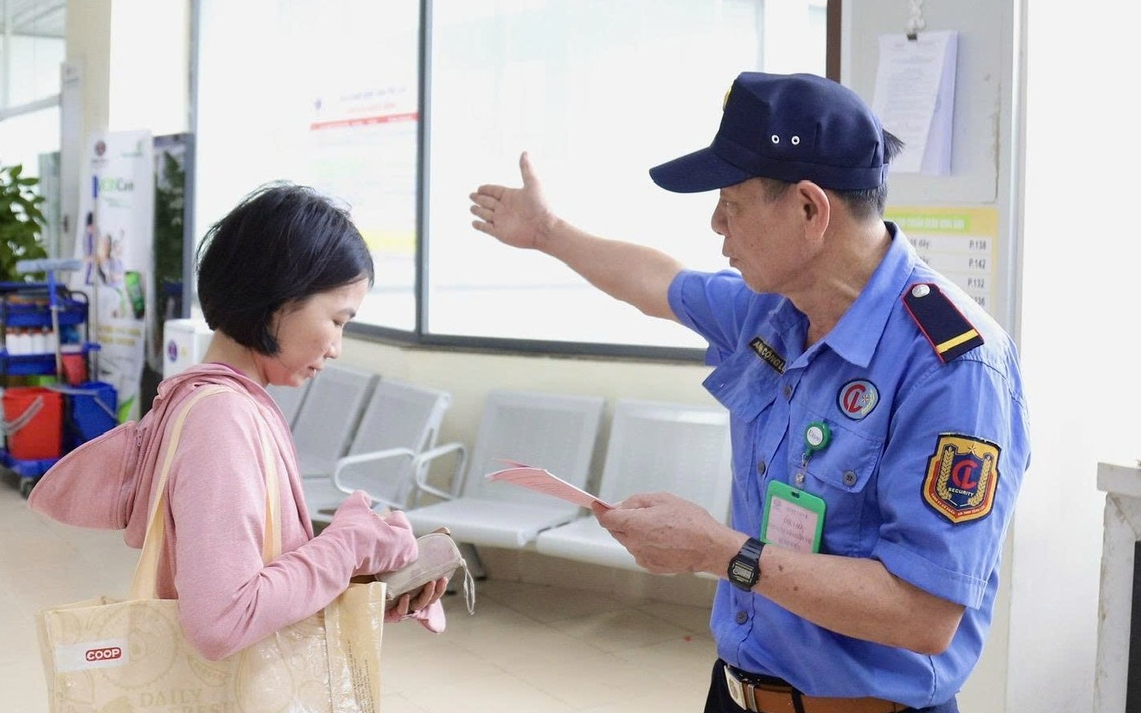 Bảo vệ bệnh viện phát loa hướng dẫn người bệnh, "gây sốt" mạng xã hội