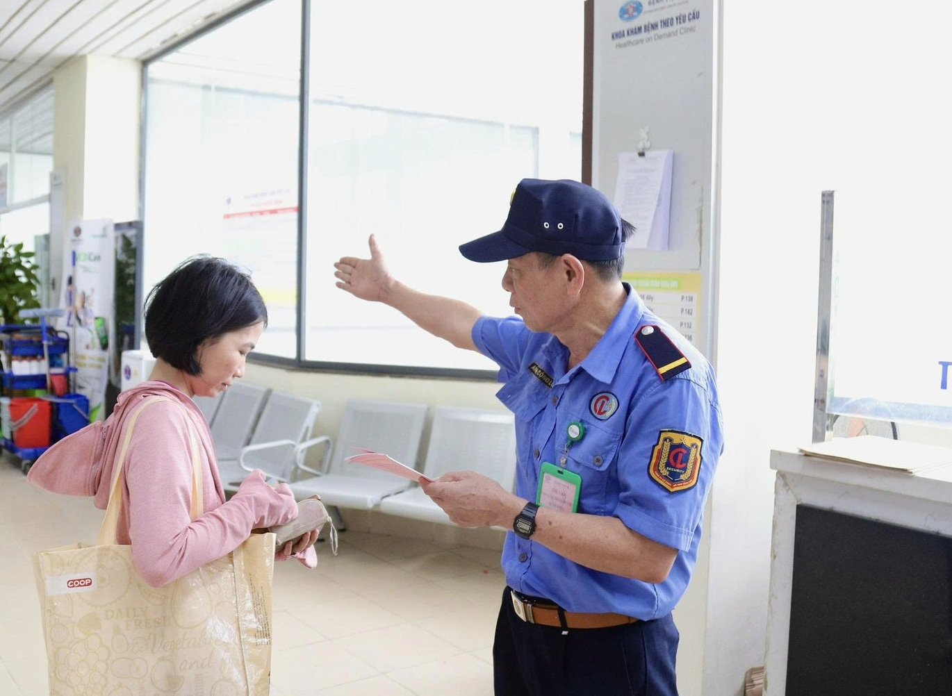 Xôn xao bảo vệ Bệnh viện K phát loa hướng dẫn người bệnh đến khám - Ảnh 1.