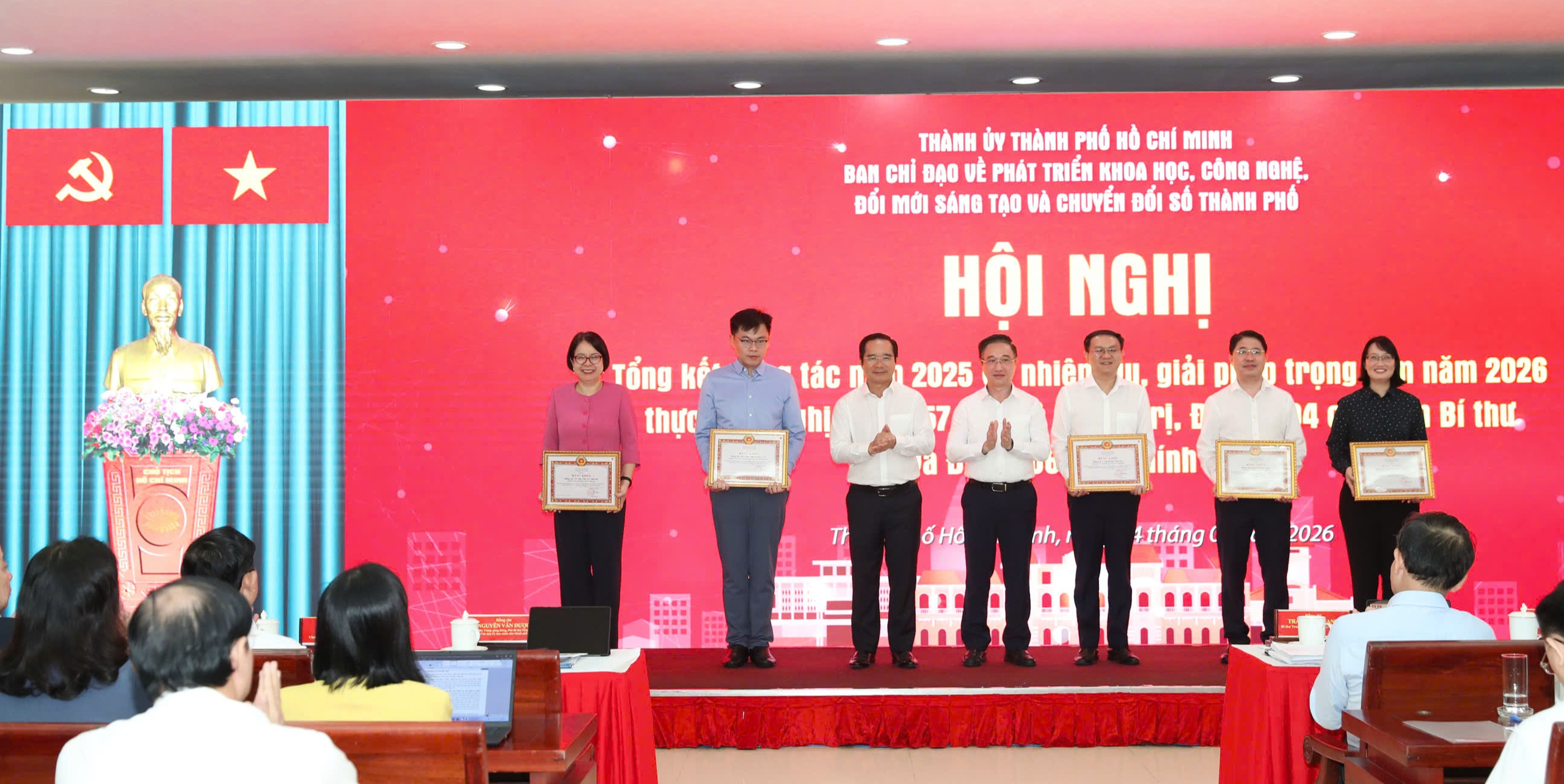 Bí thư Thành ủy TPHCM: Không đi nhanh bằng khoa học - công nghệ, thành phố sẽ mãi là người đến sau - Ảnh 6.