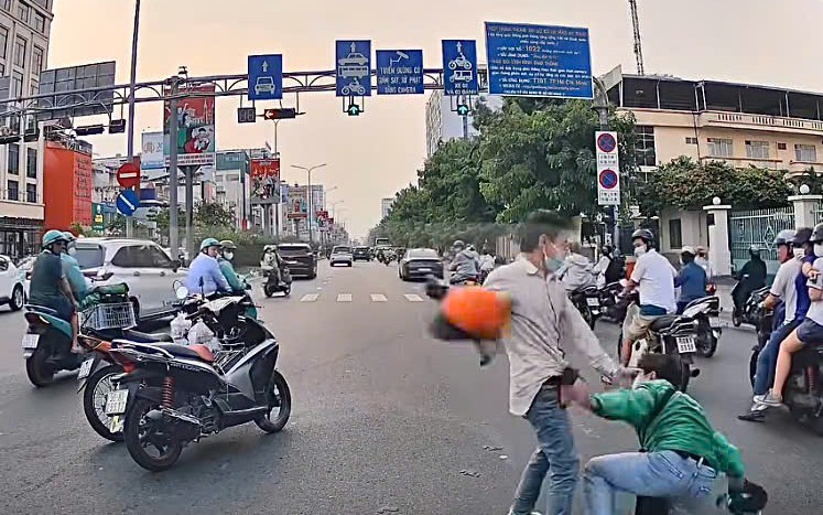 Hai người đàn ông đánh nhau giữa đường ở TPHCM đã đến trụ sở công an