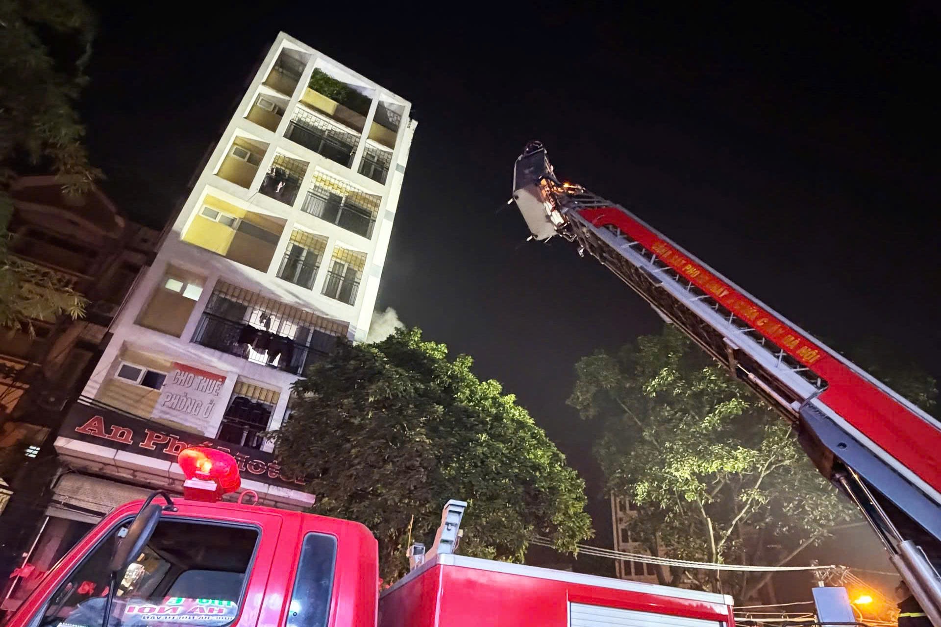 Cháy nhà nghỉ An Phú ở Hà Đông lúc rạng sáng , 7 người được giải cứu an toàn - Ảnh 1.