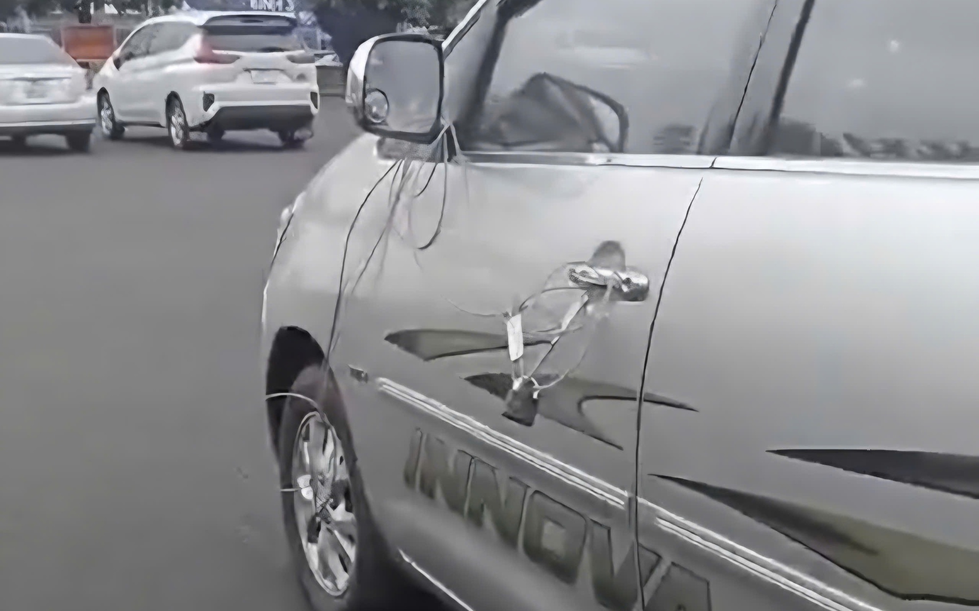 Bệnh viện thông tin về vụ "bảo vệ khóa cửa ô tô của người chở bệnh nhân đi cấp cứu"