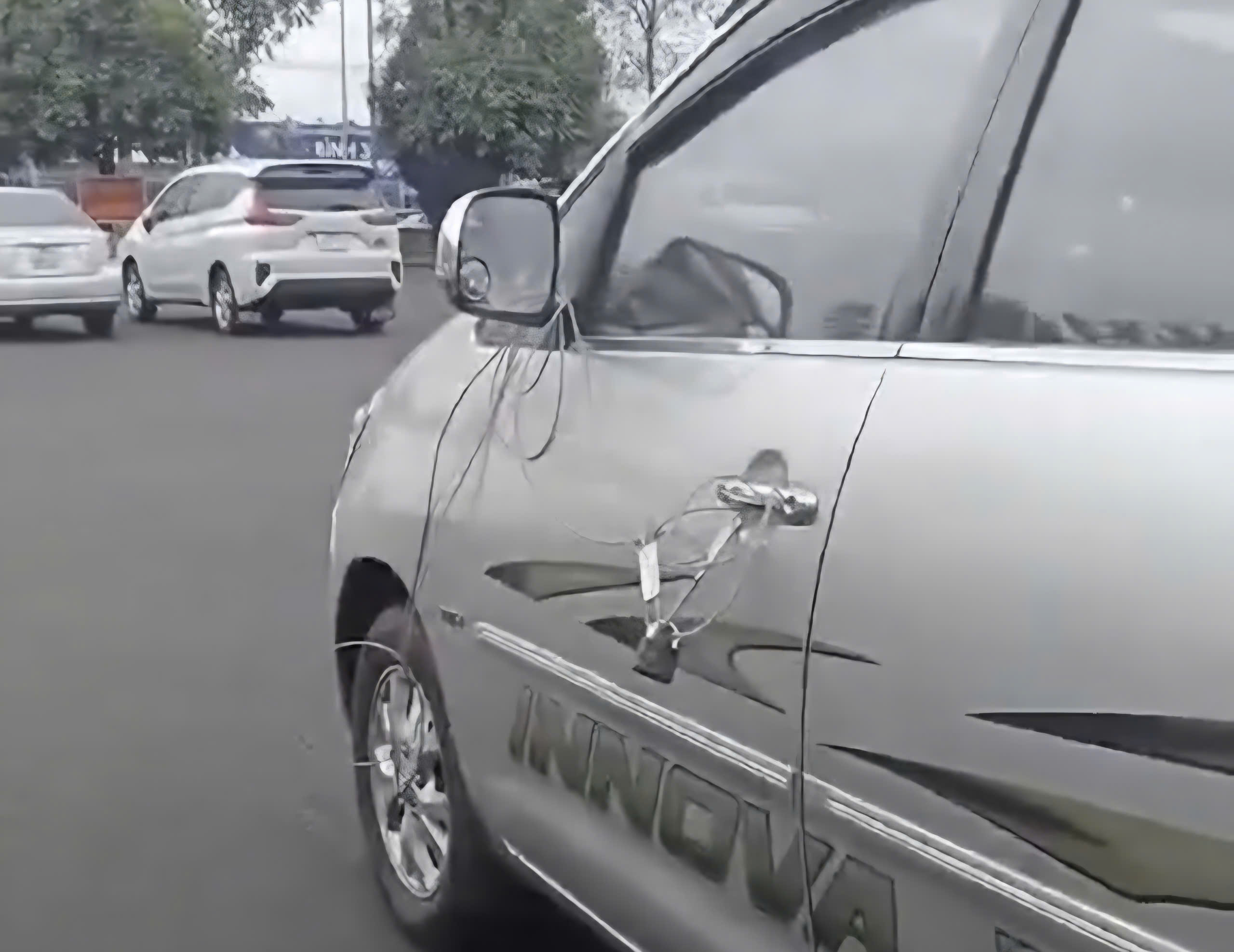Bệnh viện Đa khoa vùng Tây Nguyên lên tiếng vụ bảo vệ khóa xe ô tô của bệnh nhân - Ảnh 1.