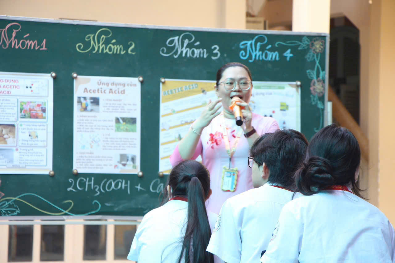 Lương giáo viên không dễ "cao ngất ngưởng"! - Ảnh 1.