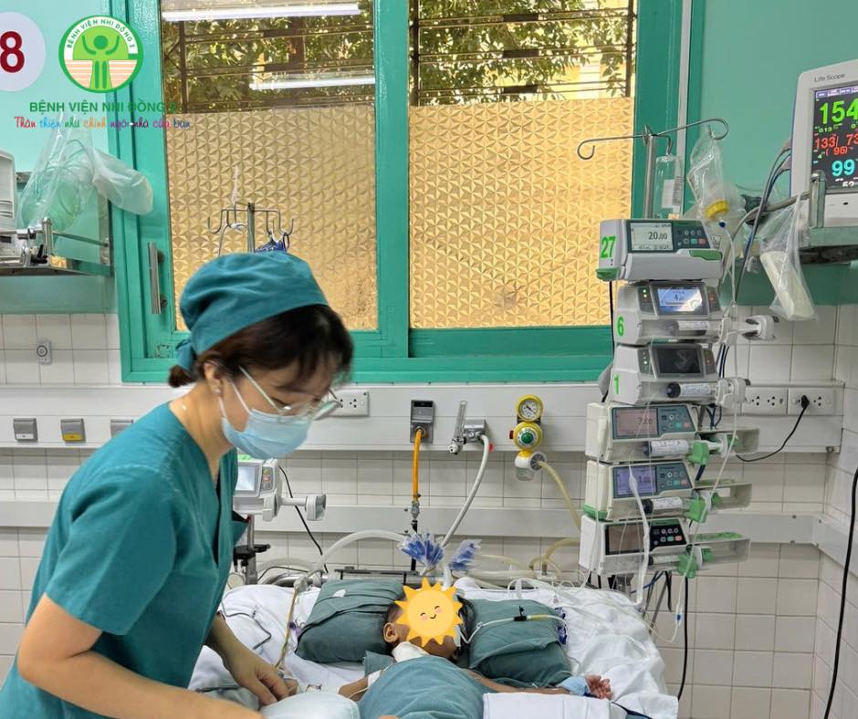 Cuộc chạy đua sinh tử cứu bé 8kg viêm phổi nặng - Ảnh 1.