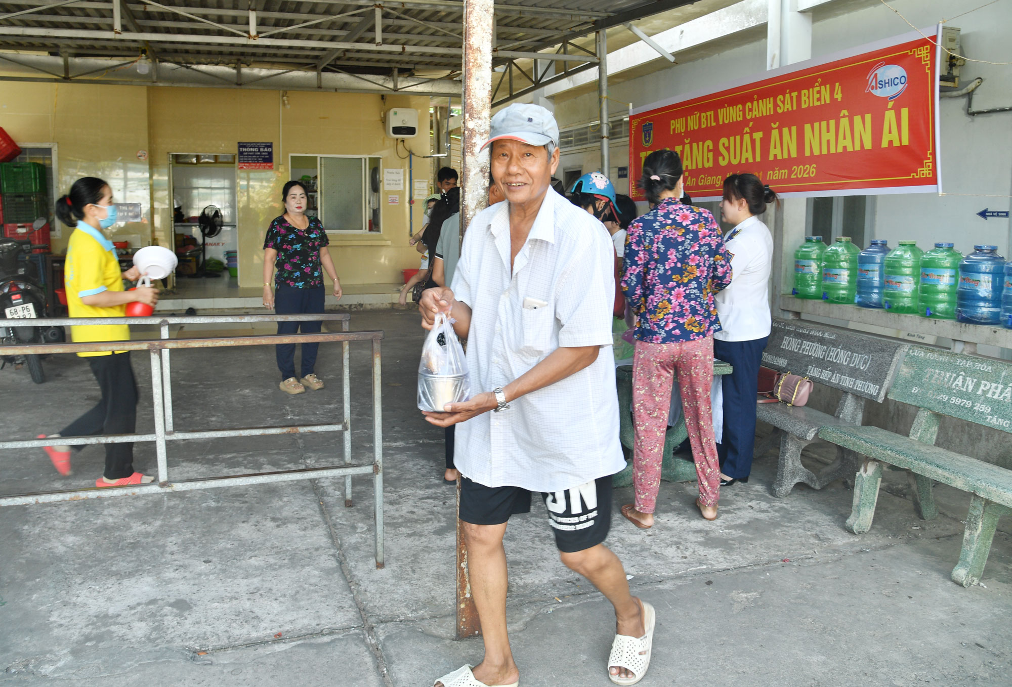Cảnh s&aacute;t biển ở Ph&uacute; Quốc lan tỏa h&igrave;nh ảnh đẹp của &ldquo;Bộ đội Cụ Hồ&rdquo; - Ảnh 2.